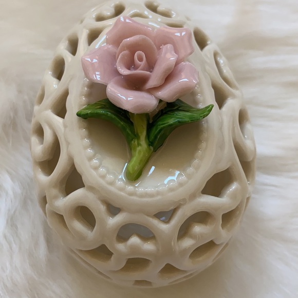Porcelain Rose egg shaped cut out box - Picture 4 of 4